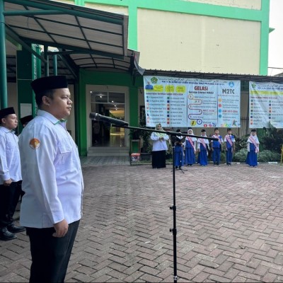 MIN 14 Al-Azhar Asy-Syarif Tanamkan Nilai Kedisiplinan dan Kekhusyukan Melalui Upacara Bendera
