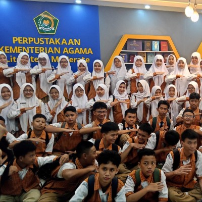 Menumbuhkan Moderasi Beragama Lewat Literasi: MTsN 9 Jakarta Kunjungi BMBPSDM Kemenag RI