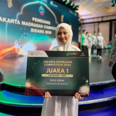 Lutfia Azzahra, Siswi MIN 4 Jakarta Selatan Raih Juara Lomba Solo Vokal di JMC 2025
