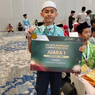 Tim Hadroh MTsN 6 Jakarta Pertahankan Gelar Juara di Ajang JMC 2025