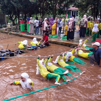 Bekali SiswaPengalamaan Edukasi, MI Al-Wathoniyyah 43 Adakan Outing Class Sambil Berwisata Alam