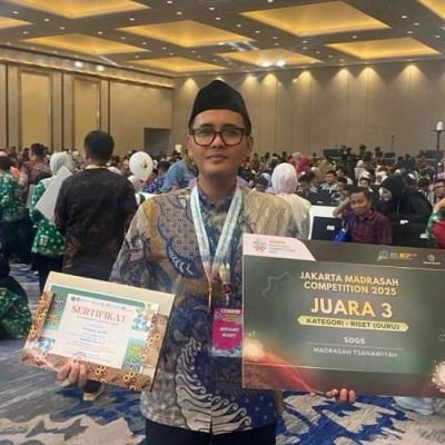 Guru MTsN 40 Jakarta Raih Juara 3 Riset GTK dalam Jakarta Madrasah Competition 2025