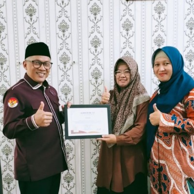 Guru MAN 7 Jakarta Raih Prestasi Internasional di Festival Puisi Tiga Negara