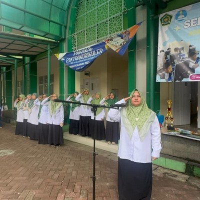 MIN 14 Al-Azhar Asy-Syarif Gelar Upacara Bendera Sekaligus Apresiasi Prestasi Siswa
