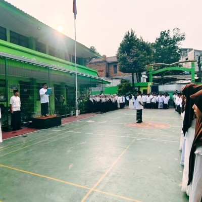Santri Merdeka Menuju Peradaban Dunia : MTsN 19 Jakarta Gelar Upacara Khidmat dan Bermakna