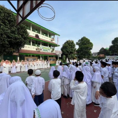 Suasana Religius dan Nasionalis Warnai Peringatan Hari Santri di MIN 4 Jakarta Selatan