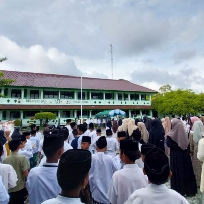 Siswa dan GTK MIN 17 Kepulayan Seribu Peringati Hari Santri Nasional 2025 di Halaman  MTsN 26 Pulau Tidung