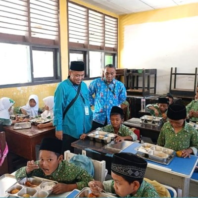 Kasi Pendis Tinjau Program Makan Bergizi Gratis di MIN 17 Kepulauan Seribu Kampus C Pulau Kelapa