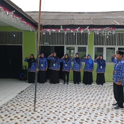 Khidmat di Tengah Gerimis, MIN 17 Kelas Jauh Pulau Panggang Kobarkan Semangat Sumpah Pemuda ke-97