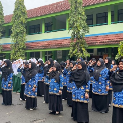 Santriwati IBS MTsN 6 Jakarta Pimpin Upacara Peringatan Hari Sumpah Pemuda ke-79