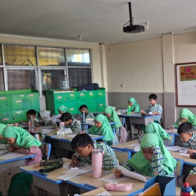 Siswa MIN 14 Al-Azhar Asy-Syarif Antusias Ikuti Kompetisi Sains Internasional IKSC 2025
