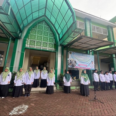 MIN 14 Al-Azhar Asy-Syarif Tanamkan Nilai Kebaikan dan Keberanian Lewat Upacara Bendera