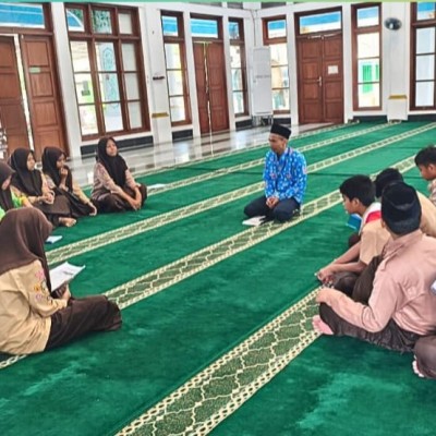 Bersama Kasi Bimas Islam Kemenag Kepulauan Seribu, Siswa MTsN 26 Dalami Makna Syair Al Barjanzi