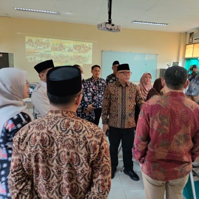 Sekretaris Dirjen Pendis Kemenag RI Tinjau Pelaksanaan TKA di MAN 4 Jakarta Selatan