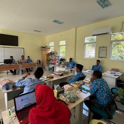 Kepala Kemenag Kepulauan Seribu Kunjungi MIN 17, Tekankan Digital Learning dan Pengabdian Terbaik