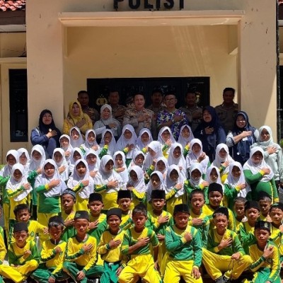 Siswa MIN 17 Kepulauan Seribu Kunjungi Polsek, Belajar Disiplin dan Anti Perundungan