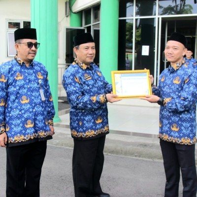 Terbaik Dalam Pengelolaan Anggaran, Tim Keuangan Terima Perhargaan Di Hari Pahlawan