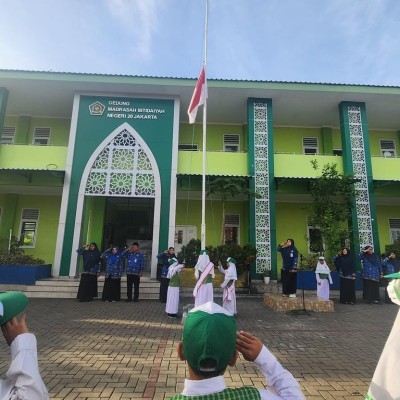 MIN 20 Jakarta Peringati Hari Pahlawan dengan Upacara dan Apresiasi Keteladanan Siswa