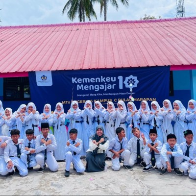 Kemenkeu Mengajar ke-10 Warnai Peringatan Hari Pahlawan di MTsN 26 Kepulauan Seribu