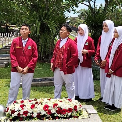 Sambut Hari Pahlawan, MTsN 1 Jakarta Gelar Ziarah ke Taman Makam Pahlawan Kalibata