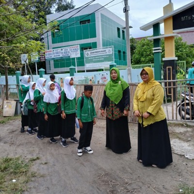 Sapaan Pertama, Semangat Seharian: Cara MIN 17 Menyambut Siswa di Pagi Hari