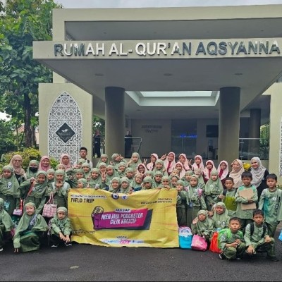 Siswa MIN 4 Jakarta Selatan Belajar Dunia Podcasting dalam Field Trip Public Speaking