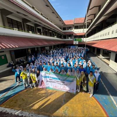 Ratusan Siswa MAN 1 Jakarta Lakukan Aksi Bersih 129 Rumah Ibadah di Jakarta Barat