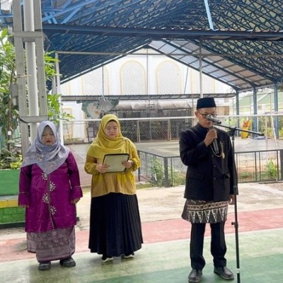 Guru dan Siswa MIN 14 Al-Azhar Asy-Syarif Peringati Hari Guru Nasional dengan Apel Khidmat
