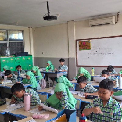 271 Siswa MIN 14 Al-Azhar Asy-Syarif Raih Prestasi di Ajang Sains Internasional IKSC 2025