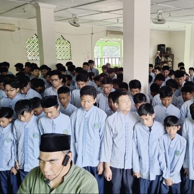 MTsN 19 Jakarta Selatan Gelar Salat Jumat dan Salat Ghaib untuk Korban Bencana Sumatra–Aceh
