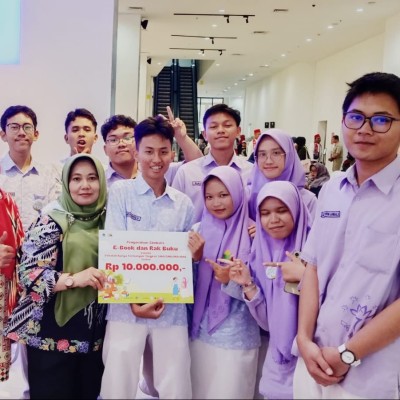 MAN 7 Jakarta Raih Penghargaan Sekolah dengan Penulis Terbanyak di Festival Jakarta Panen Buku 2025