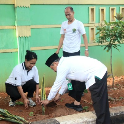 Dukung Ekoteologi, Mawardi Bersama Penyelenggara Kristen Tanam Puluhan Bibit Pohon