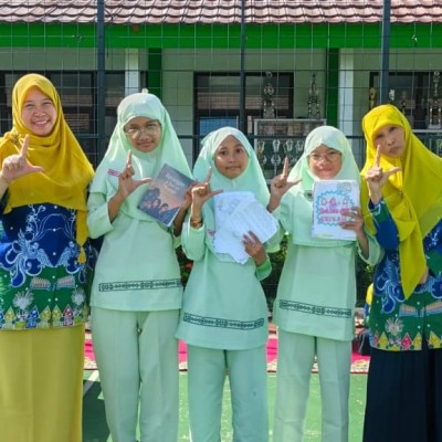 Tiga Siswi MIN 9 Jakarta Selatan Terbitkan Karya dalam Festival Jakarta Panen Buku 2025