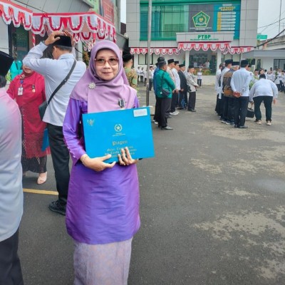 Guru MTsN 6 Jakarta Terima Satyalencana Pengabdian XXX dari Kemenag RI