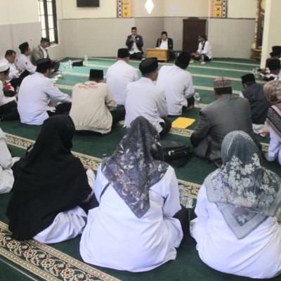 Pengajian Rutin Penyuluh Agama Dan Penghulu : Bahas Larangan Menggunakan Bejana Yang Terbuat Dari Emas Dan Perak