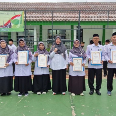 Enam Guru MIN 9 Jakarta Selatan Terima Satyalencana Karyasatya XX Tahun