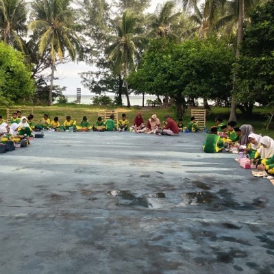 Sarapan di Bawah Langit Pagi: Pelajaran Kebersamaan di Jumat Pertama MIN 17