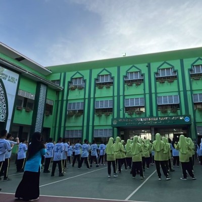 Awali Semester Genap, MTsN 41 Al Azhar Asy Syarif Gelar Senam Bersama
