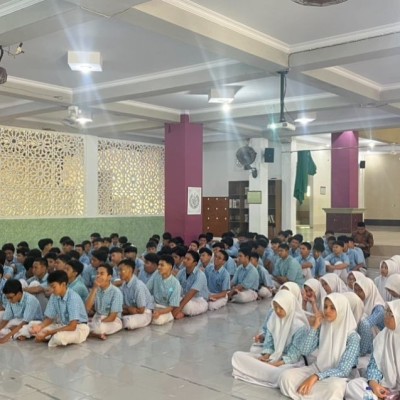 Wali Kelas IX MTsN 6 Jakarta Lakukan Pengarahan TKA kepada Siswa