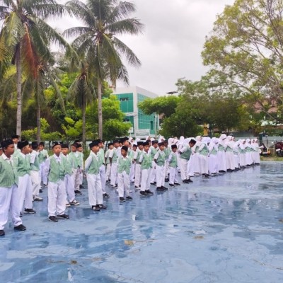 Menyesuaikan Alam, Menjaga Tertib: Apel Pagi di MIN 17 Kepulauan Seribu