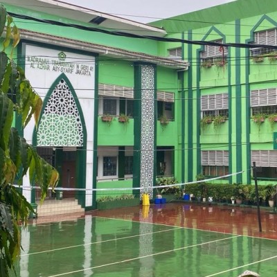 Hujan Deras Tak Surutkan Aktivitas Belajar MTsN 41 Jakarta