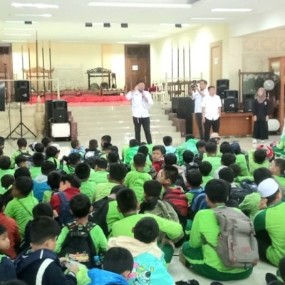 Outing Class MI Al-Ihsaniyah Perkuat Literasi Budaya Sisw