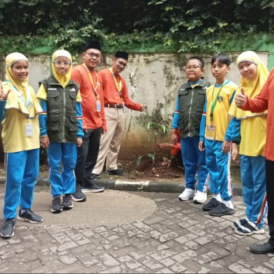 MIN 14 Tanam Pohon Produktif di MINAFEST 2026