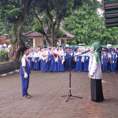 MIN 14 Al-Azhar Asy-Syarif Perkuat Disiplin Siswa Lewat Upacara Bendera