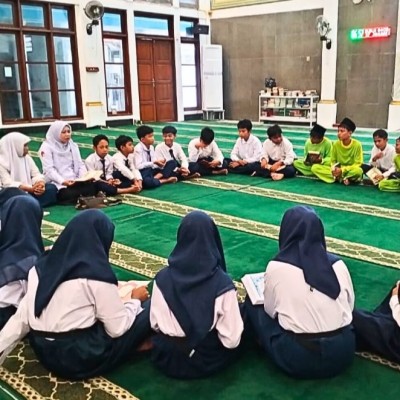Biasakan Baca Iqro dan Al-Qur’an, Kemenag Kepulauan Seribu Bimbing Siswa MTsN 26 Pulau Pramuka