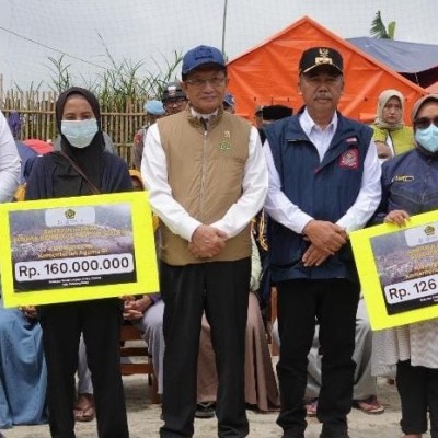 Menag Salurkan Bantuan Rp596 Juta untuk Madrasah, Guru, dan Siswa Terdampak Longsor Cisarua