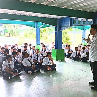 Perkuat Literasi Al-Qur’an, Penyuluh KUA Kepulauan Seribu Selatan Tanamkan Ilmu Tajwid di SMPN 133 Jakarta