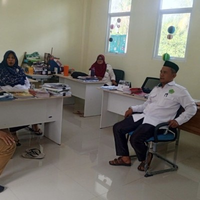 Camat Kepulauan Seribu Selatan Kunjungi MIN 17, Tekankan Budaya Bersih Sejak Dini