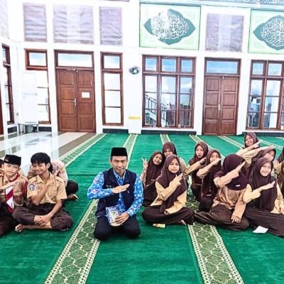 Kasi Bimas Islam Bimbing Siswa MTsN 26 Kepulauan Seribu Dalami Seni Baca Al-Qur’an