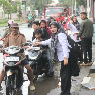 KanKemenag Jakarta Utara Bagikan Takjil Ramadhan untuk Warga Pelintas